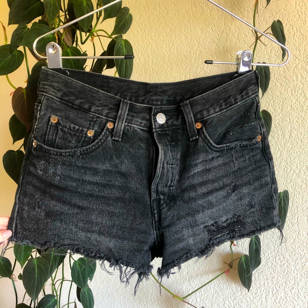 🖤 Black Distressed Levi’s Shorts 🖤